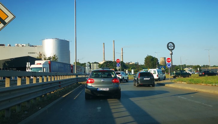 Преминаването в участък от моста при ГКПП „Русе“ се осъществява в една лента поради ремонтни дейности Преминаването в участък от моста при ГКПП „Русе“ се осъществява в една лента поради ремонтни дейности