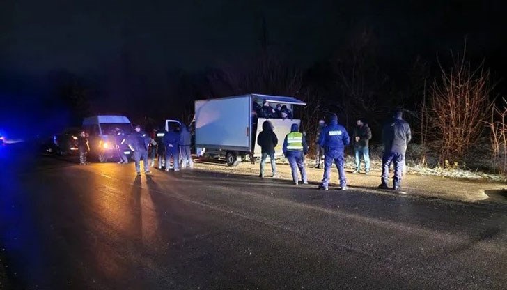 Полицията спира камион, в който са натъпкани над 30 души