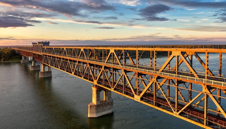 Планът предвижда мостът да бъде с по-голяма ширина и да има и железопътна връзка Планът предвижда мостът да бъде с по-голяма ширина и да има и железопътна връзка