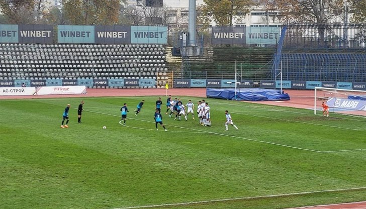 В средата на второто полувреме опитният Георги Вълчев от "драконите" намери мрежата на собствената си врата