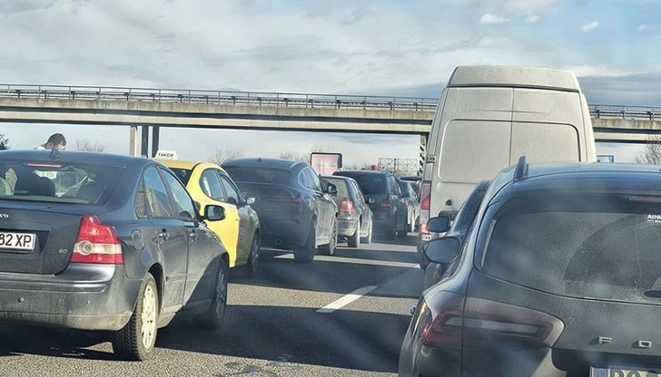 Образувала се е километрична колона от автомобили в посока Бургас