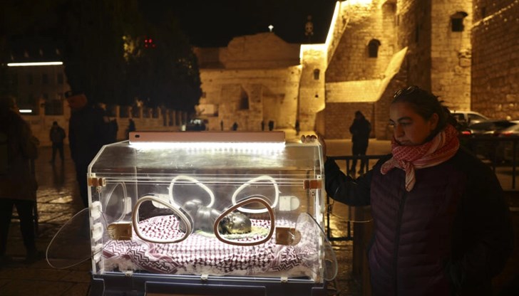 Инсталацията е разположена пред църквата "Рождество Христово" Инсталацията е разположена пред църквата "Рождество Христово"