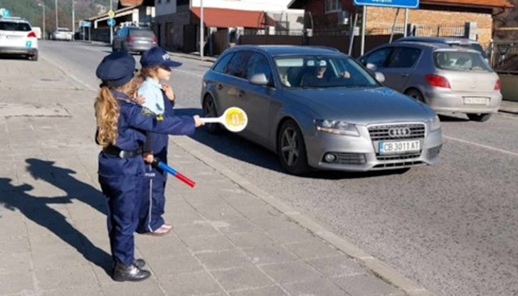Децата приповдигнаха настроението на всички пътуващи в район Децата приповдигнаха настроението на всички пътуващи в район