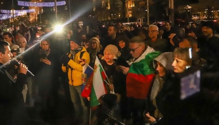 Привърженици и противници на демонтажа влязоха за кратко в словесни пререкания Привърженици и противници на демонтажа влязоха за кратко в словесни пререкания