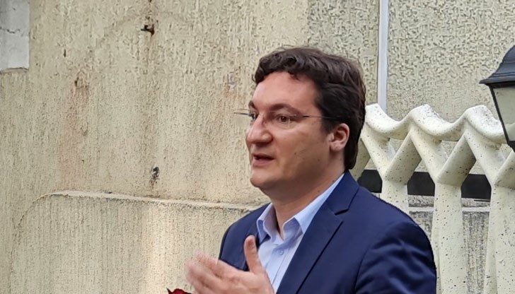 Остава впечатлението, че те не се интересуват какво ще пише в нея, а да я има в определен срок, допълни бившият правосъден министър