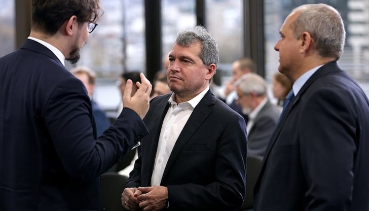 Според него един от проблемите на балканските народи се корени във факта, че те не са изчистили някои от взаимоотношенията помежду си Според него един от проблемите на балканските народи се корени във факта, че те не са изчистили някои от взаимоотношенията помежду си