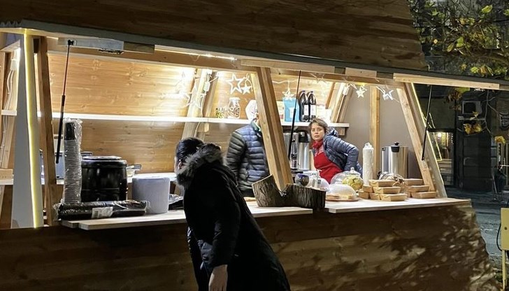 Коледно-новогодишен базар с павилиони от еко-материали и богата украса се разположи до градските Хали