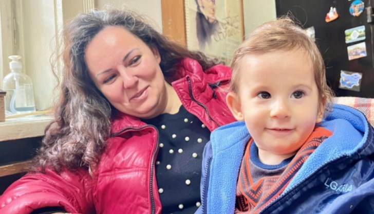 Алекзандър-Кристиян е роден със синдром "Прадер-Вили" и се нуждае от рехабилитация, която да повиши мускулния му тонус и да подпомогне развитието на фината моторика Алекзандър-Кристиян е роден със синдром "Прадер-Вили" и се нуждае от рехабилитация, която да повиши мускулния му тонус и да подпомогне развитието на фината моторика