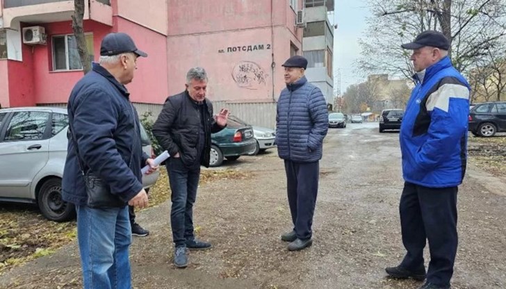 Колите минават през тротоарите или през градинките, за да стигнат до паркинга пред блока Колите минават през тротоарите или през градинките, за да стигнат до паркинга пред блока