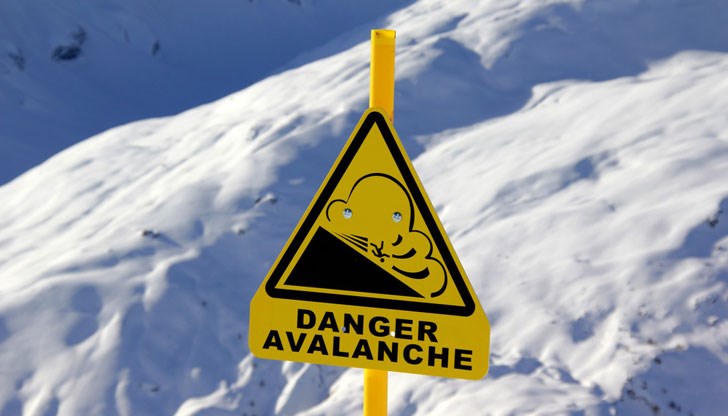 Трети скиор, инструктор, също е бил затрупан, но е носил лавинен детектор и бързо е бил открит Трети скиор, инструктор, също е бил затрупан, но е носил лавинен детектор и бързо е бил открит