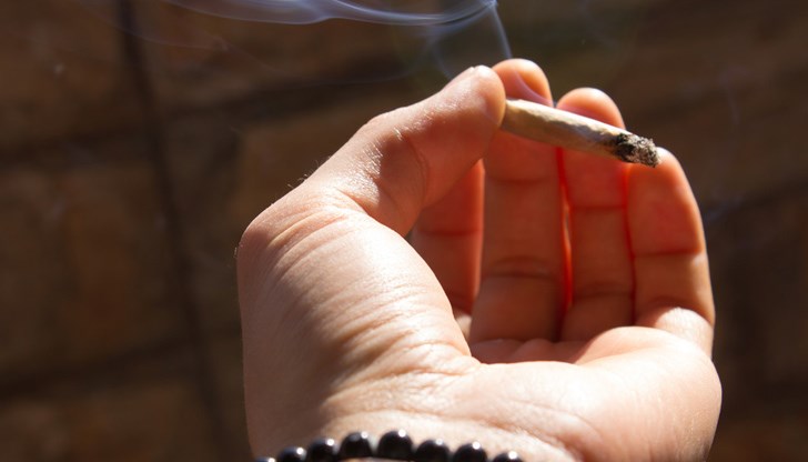 Младежът е бил в паркиран автомобил с още трима души