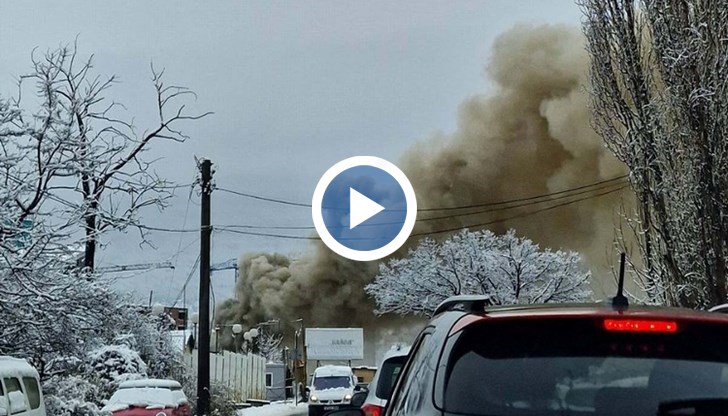 Издига се гъст дим