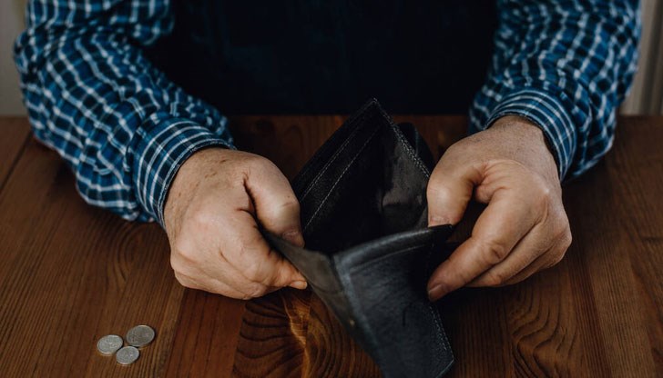 Възрастните хора у нас дават в магазина четири пъти по-малко от работещите