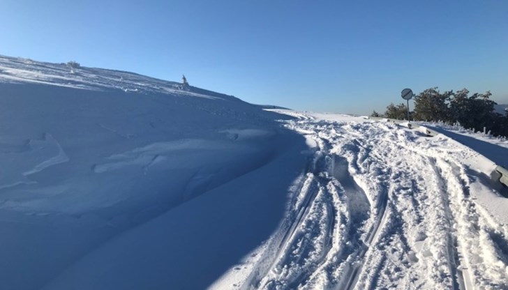 Снеговалеж спря движението на всички автомобили по пътя Троян - Кърнаре