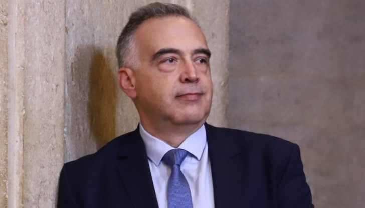 Допускането на двойно гражданство за депутати и министри в Основния закон е проблем, каза Антон Кутев