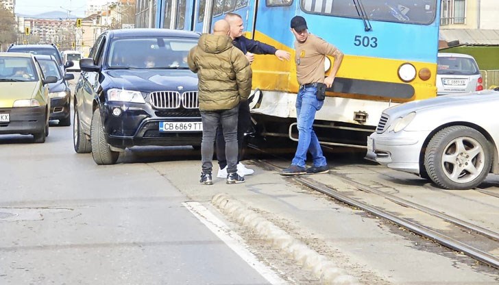 Заради инцидента мотрисата изостана от графика си