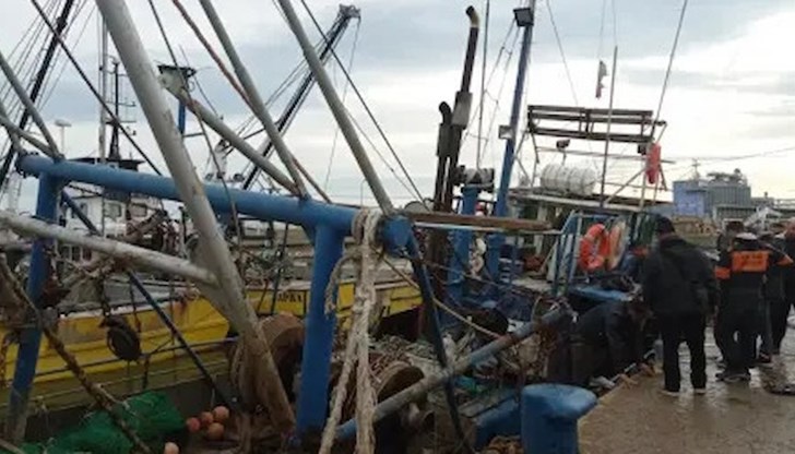 Рибарски кораб се блъсна в скала край Балчик