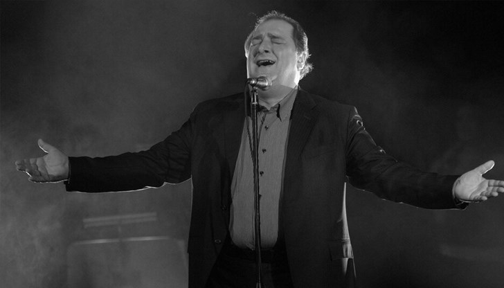 Аплодисменти, сълзи и негови песни звучаха от опечалените на погребението на певеца Аплодисменти, сълзи и негови песни звучаха от опечалените на погребението на певеца