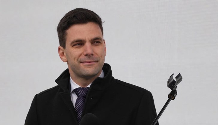 Ние сме удовлетворени от промените, които приехме вчера Ние сме удовлетворени от промените, които приехме вчера