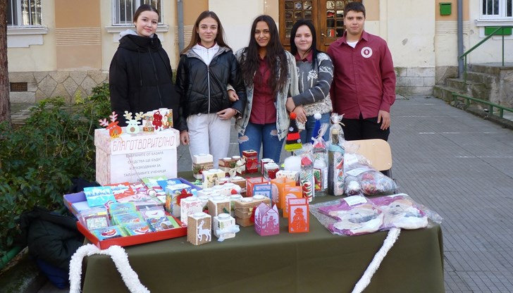 Базарът предлага на русенци изделия, изработени от ученици на гимназията