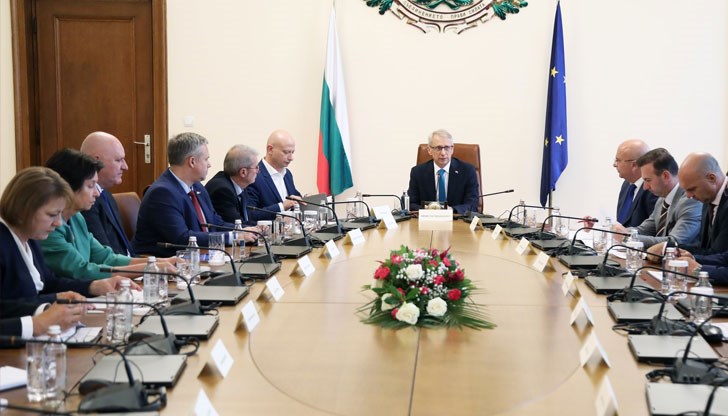 Средствата са за задължителното предучилищно образование 4-годишни деца, както и за допълнителна подкрепа на личностното развитие на деца и ученици и подпомагане на храненето в образователните институции Средствата са за задължителното предучилищно образование 4-годишни деца, както и за допълнителна подкрепа на личностното развитие на деца и ученици и подпомагане на храненето в образователните институции