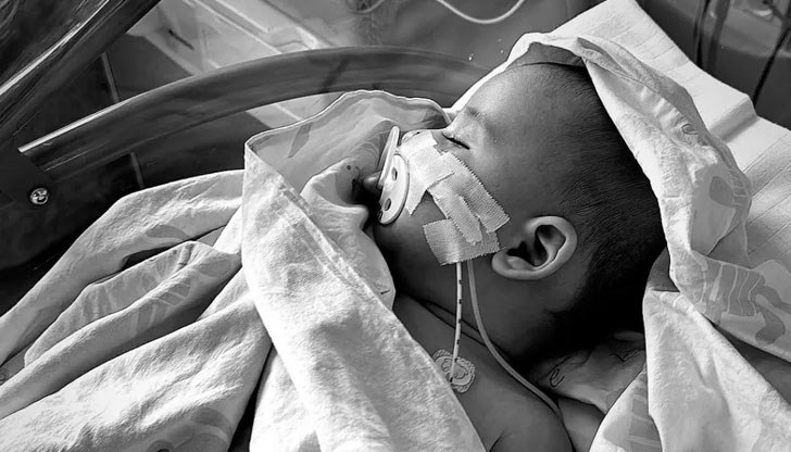 Семейството ни беше съкрушено на Коледа, когато закарахме малкото ни бебе Руж в болницата, сподели дизайнерът