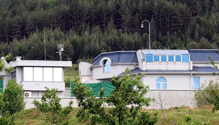 Освен имението в Ресилово, ще бъдат иззети и 9 автомобила Освен имението в Ресилово, ще бъдат иззети и 9 автомобила