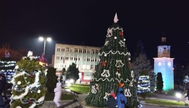 Събитията ще започнат на 8 декември, когато ще грейне коледната елха в град Бяла
