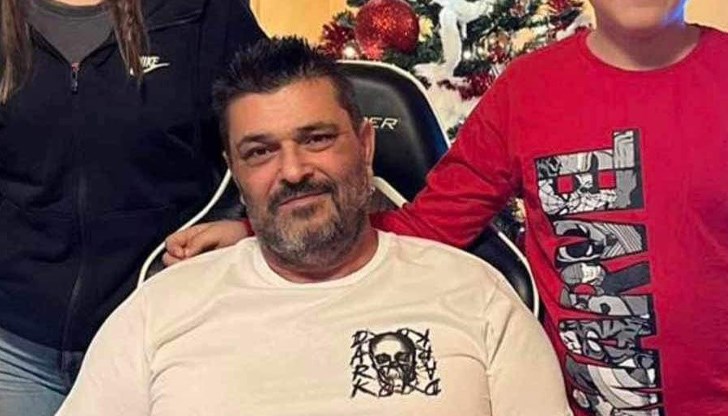 Светлозар Дончев е самотен баща на две деца и сред малкото хора в България с болестта на Бюргер