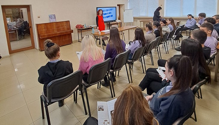 Съдия Атанасова запозна младежите със сключването, изменението и прекратяването на трудовия договор, както и със защитата на трудовите права