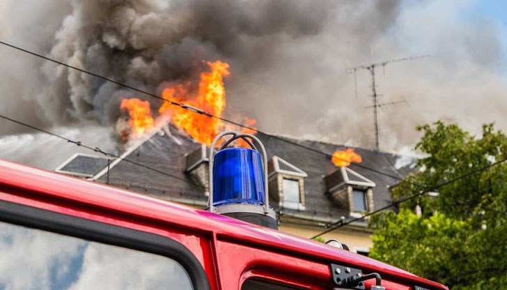 Запалили са се покрив и тавански помещения на жилищна сграда в квартал „Курило” / снимката е илюстративна / Запалили са се покрив и тавански помещения на жилищна сграда в квартал „Курило” / снимката е илюстративна /