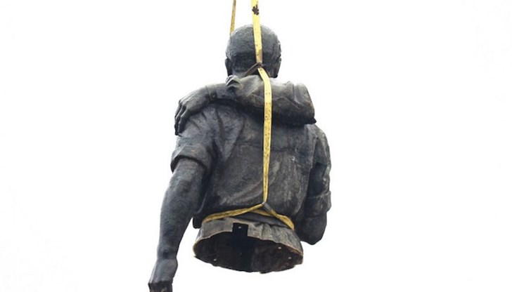 Днес беше отрязана и свалена част и от третата основна фигура - тази на български работник