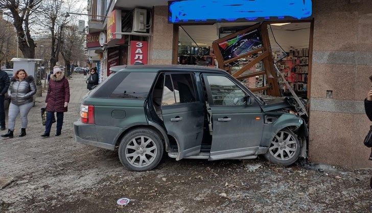 Лекият автомобил се е врязал във витрината на търговския обект