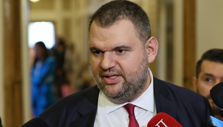 Слава Боги, изведохме България от кризите с евроатлантическото мнозинство в парламента, каза Пеевски