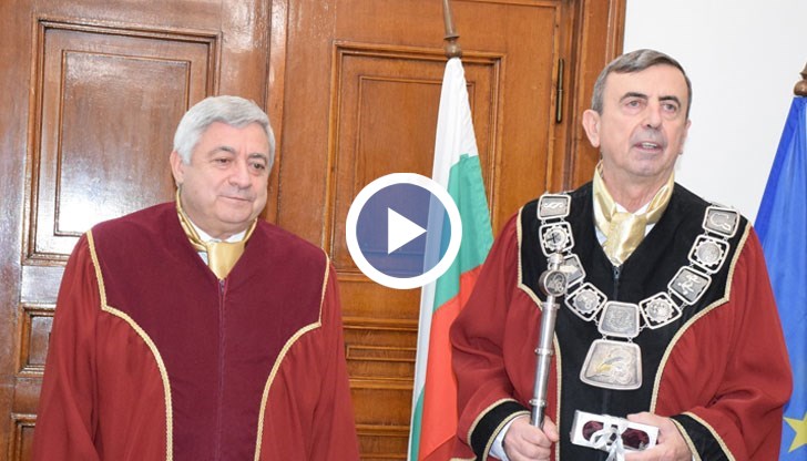 Той получи регалиите на ректора и символичния ключ на университета от досегашния ректор акад. Христо Белоев