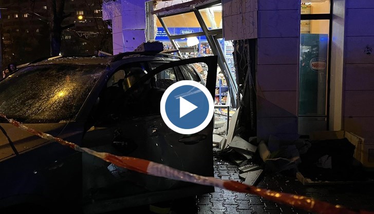 Автомобилът се е врязал в търговския обект на заден ход след рязка маневра