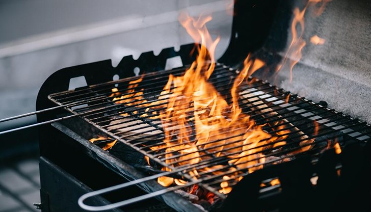 Павилионът е бил затворен, но явно дървените въглища в скарата не са били загаснали