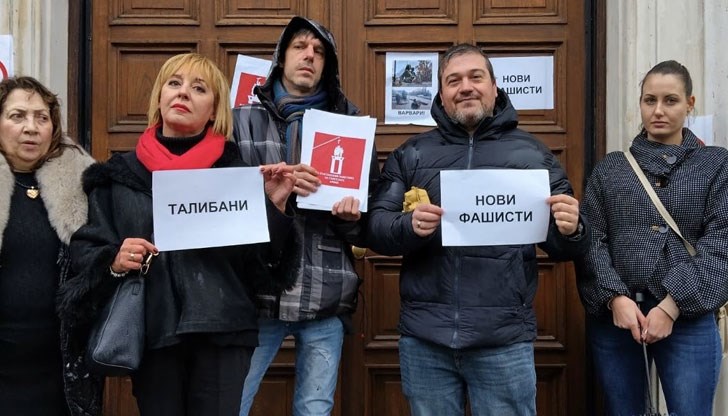 Изправи се.БГ организираха флашмоб в знак на протест срещу нарязването на Паметника на Съветската армия