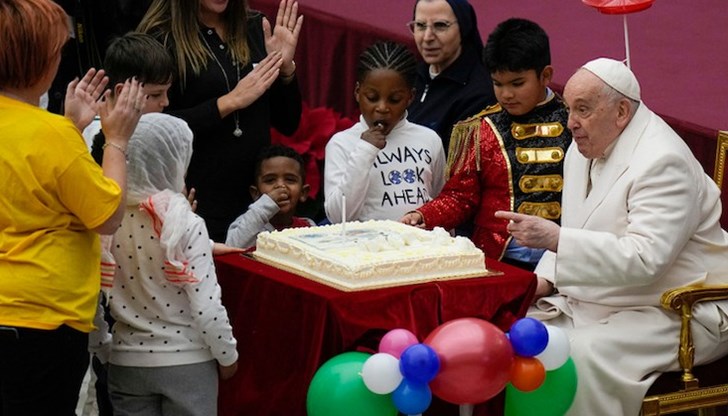 Деца помогнаха на Светия отец да духне свещичката на празничната торта