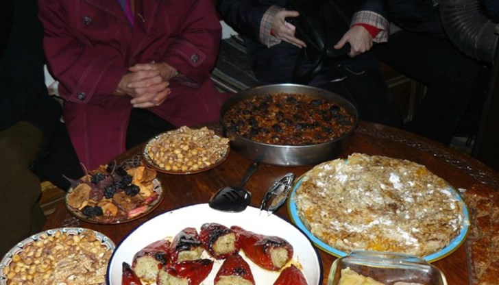 На Бъдни вечер по традиция на трапезата се слагат нечетен брой постни ястия