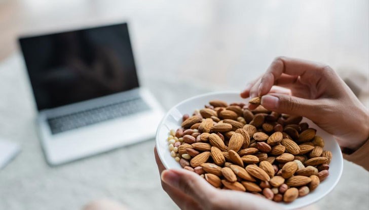 Дерматоложка съветва да се хапват по две шепи от ядките всеки ден