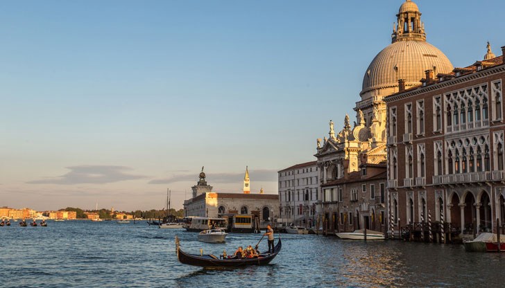 Туристите пренебрегнали предупрежденията на гондолиерът и се оказали във водата Туристите пренебрегнали предупрежденията на гондолиерът и се оказали във водата