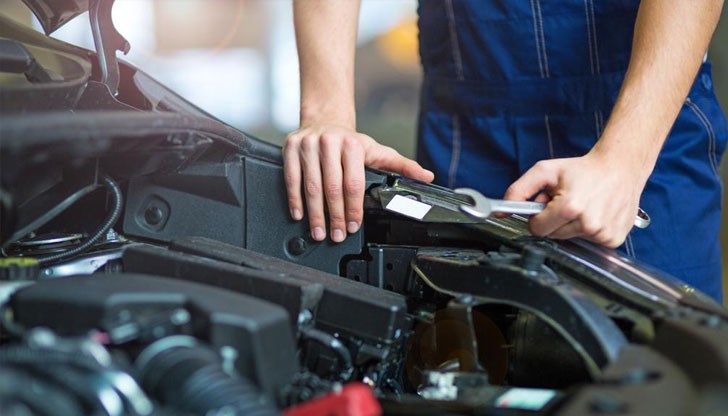 Русенец ремонтира безвъзмездно колата на жена. Тя му благодари сърдечно Русенец ремонтира безвъзмездно колата на жена. Тя му благодари сърдечно