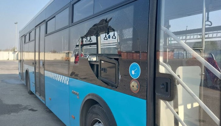 Ученикът пръсна със сачми стъкло на автобус в Пловдив на 9 ноември миналата година