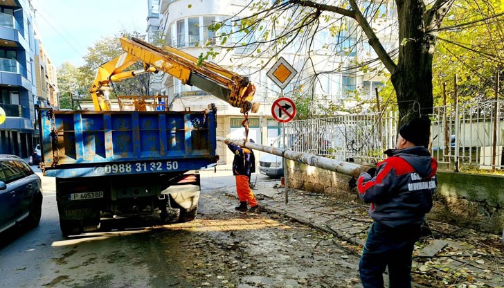 Екипи на Община Русе отстраняваха аварии по захранващата мрежа, като възстановиха осветлението по десетки улици в града