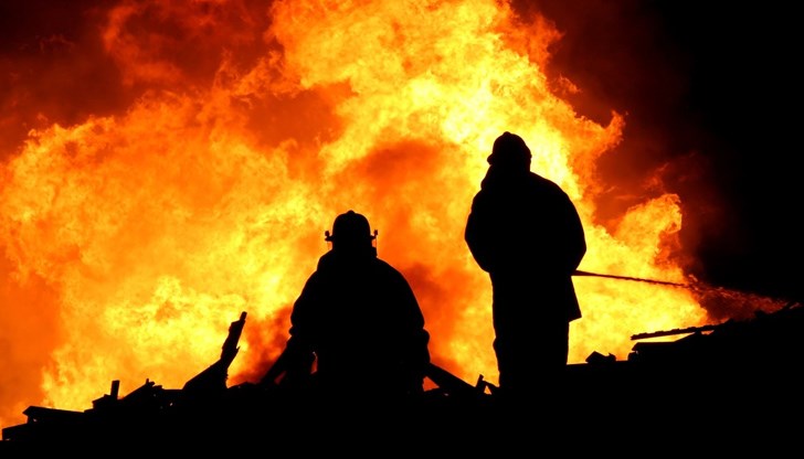 Осем души са били блокирани в огнения капан