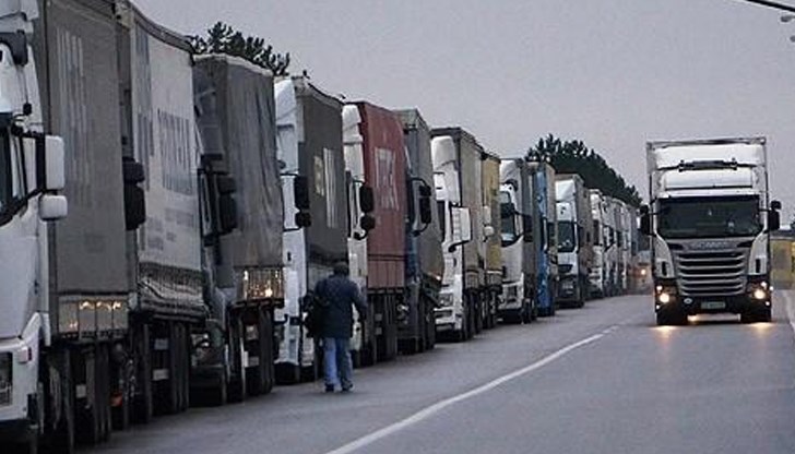 Преминаването в участък от моста при ГКПП "Русе" се осъществява в една лента поради ремонтни дейности