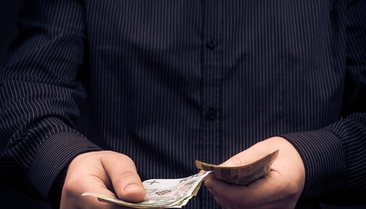 Според първоначални данни служителят е трябвало да съдейства една от спортните федерации да получи финансиране в размер на 1.2 млн. лева