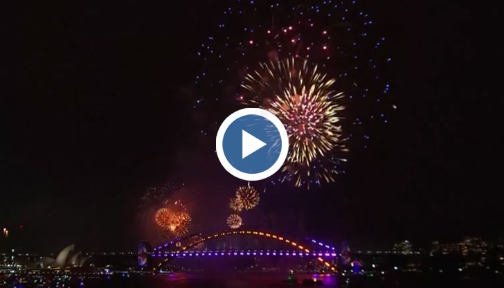 Тонове фойерверки озариха небето в продължение на 12 минути над моста "Сидни Харбър"