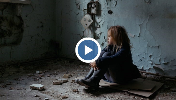 Разказ на майката на 7-годишното дете, което беше открито от полицията да спи само в стопанска постройка без отопление